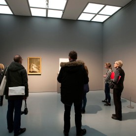 Museum Kunstpalast Düsseldorf, Black+White - Von Dürer bis Eliasson, BesucherInnen in einem Saal mit Werken aus dem 18. Jahrhundert, Foto: © 2018 k.enderlein FOTOGRAFIE