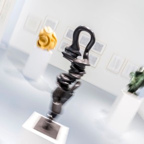 Anthony Cragg im Museum Kunstpalast, hier seine Skulpturen "Early Form, 2014", "Scribe, 2009" und "Woman´s Head, 2007" (v.l.n.r.), © 2018 k.enderlein FOTOGRAFIE
