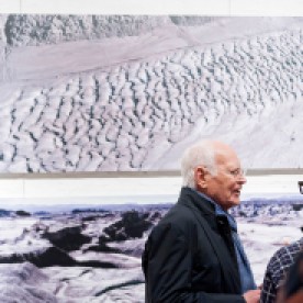 Ausstellungseröffnung LANDUNG AUF EINEM PLANETEN - Fotografien von KARL LANG, im Gespräch mit BesucherInnen © 2018 k.enderlein FOTOGRAFIE